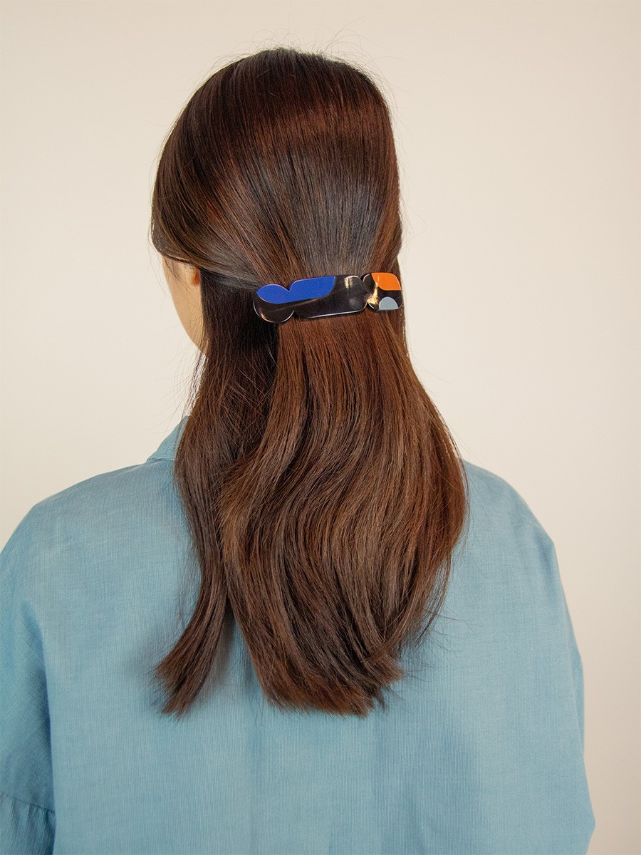 Nymph hair clip in black horn and blue lacquer Nymph hair clip in black horn and blue lacquer
