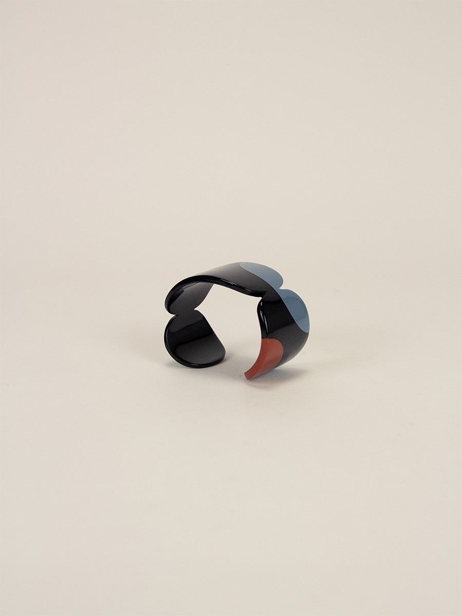 Manchette Nymphe en corne noire et laque Bleu taille S Manchette Nymphe en corne noire et laque Bleu taille S