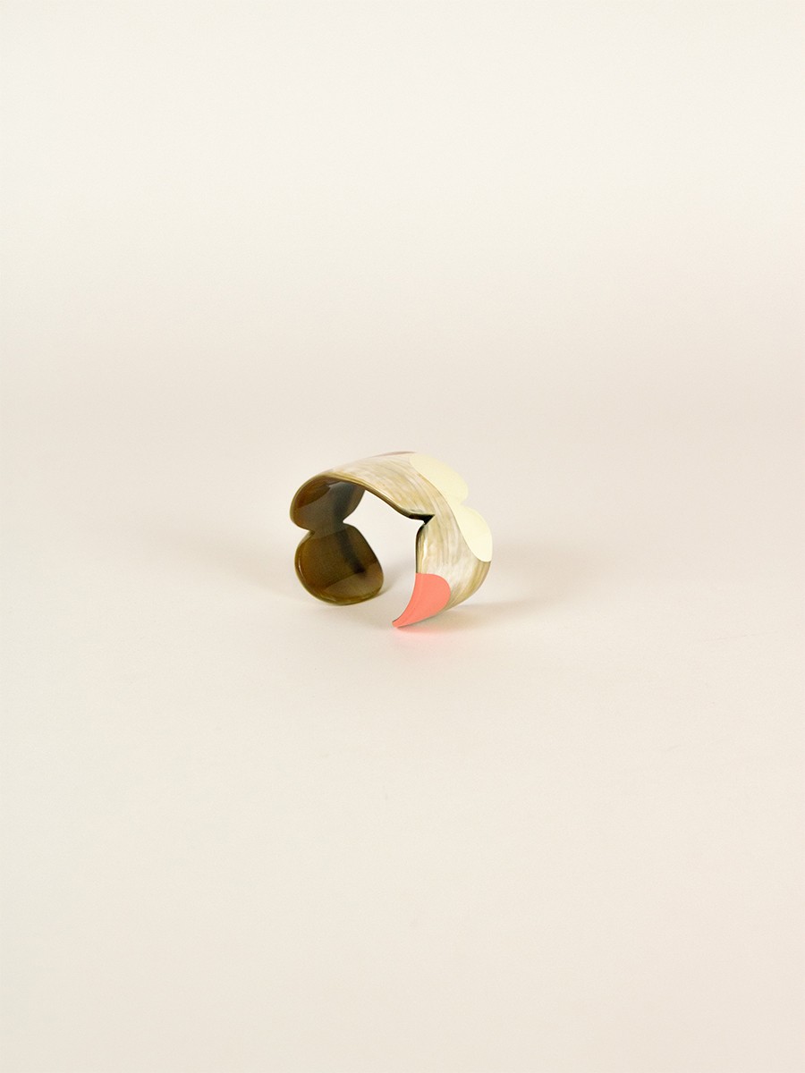 Nymph cuff in blond horn and Bordeaux lacquer, size S Nymph cuff in blond horn and Bordeaux lacquer, size S