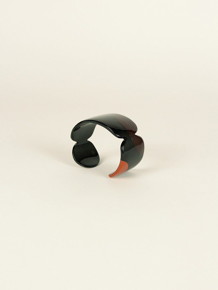 Nymph cuff in black horn and khaki lacquer, size S Nymph cuff in black horn and khaki lacquer, size S