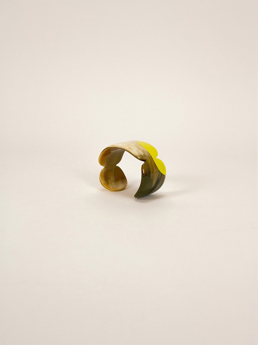 Nymph cuff in blond horn and Lime lacquer, size S Nymph cuff in blond horn and Lime lacquer, size S