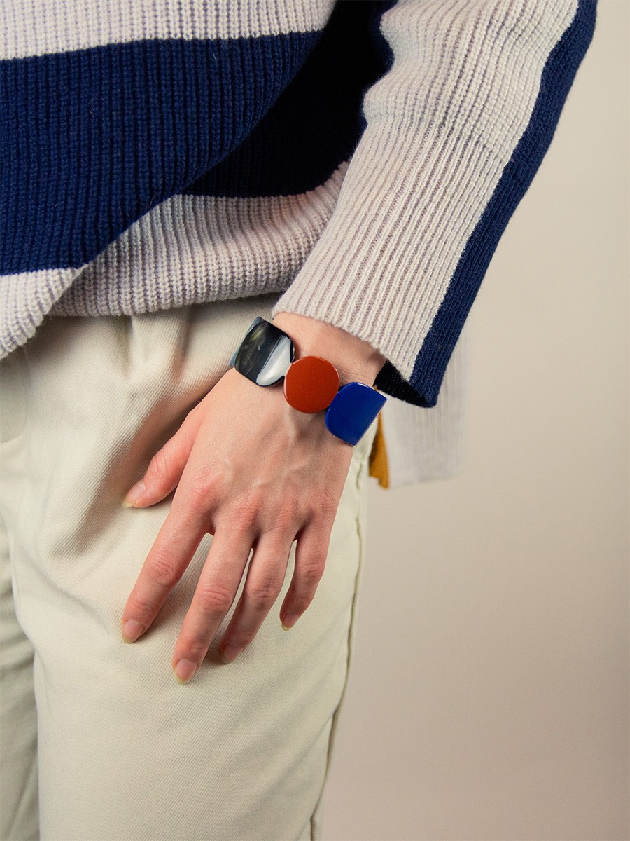 25 Totem bracelet in black horn and blue lacquer size S 25 Totem bracelet in black horn and blue lacquer size S