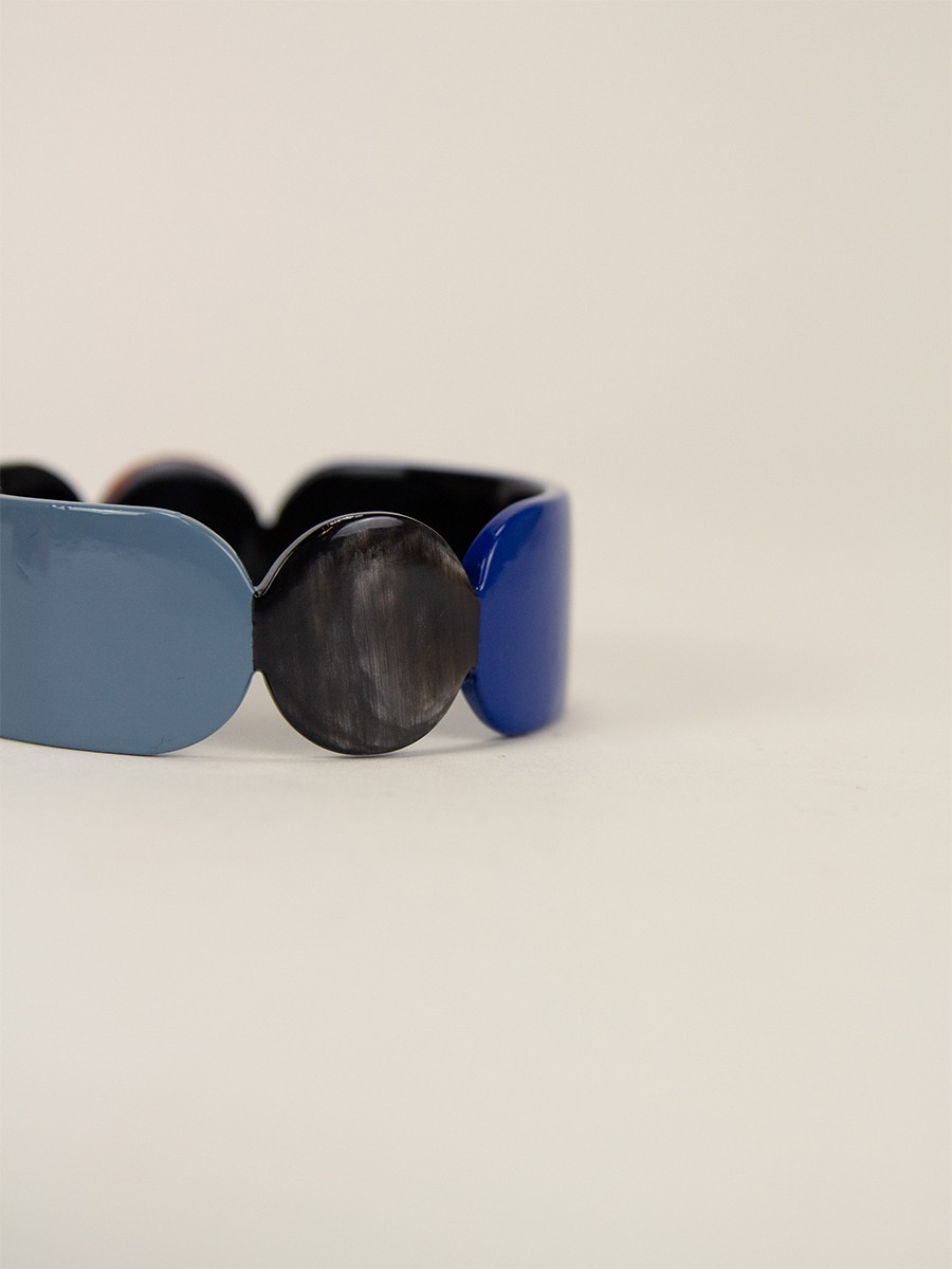 25 Totem bracelet in black horn and blue lacquer size S 25 Totem bracelet in black horn and blue lacquer size S