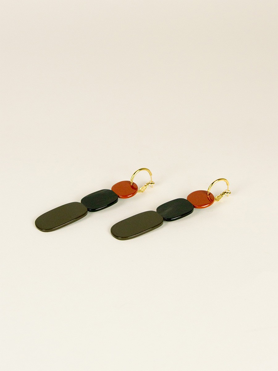 85 Totem hoop earrings in black horn and khaki lacquer 85 Totem hoop earrings in black horn and khaki lacquer