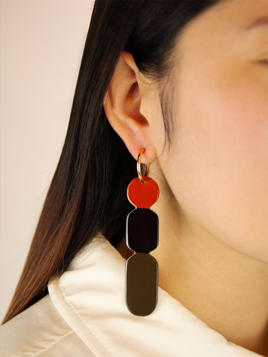 85 Totem hoop earrings in black horn and khaki lacquer 85 Totem hoop earrings in black horn and khaki lacquer