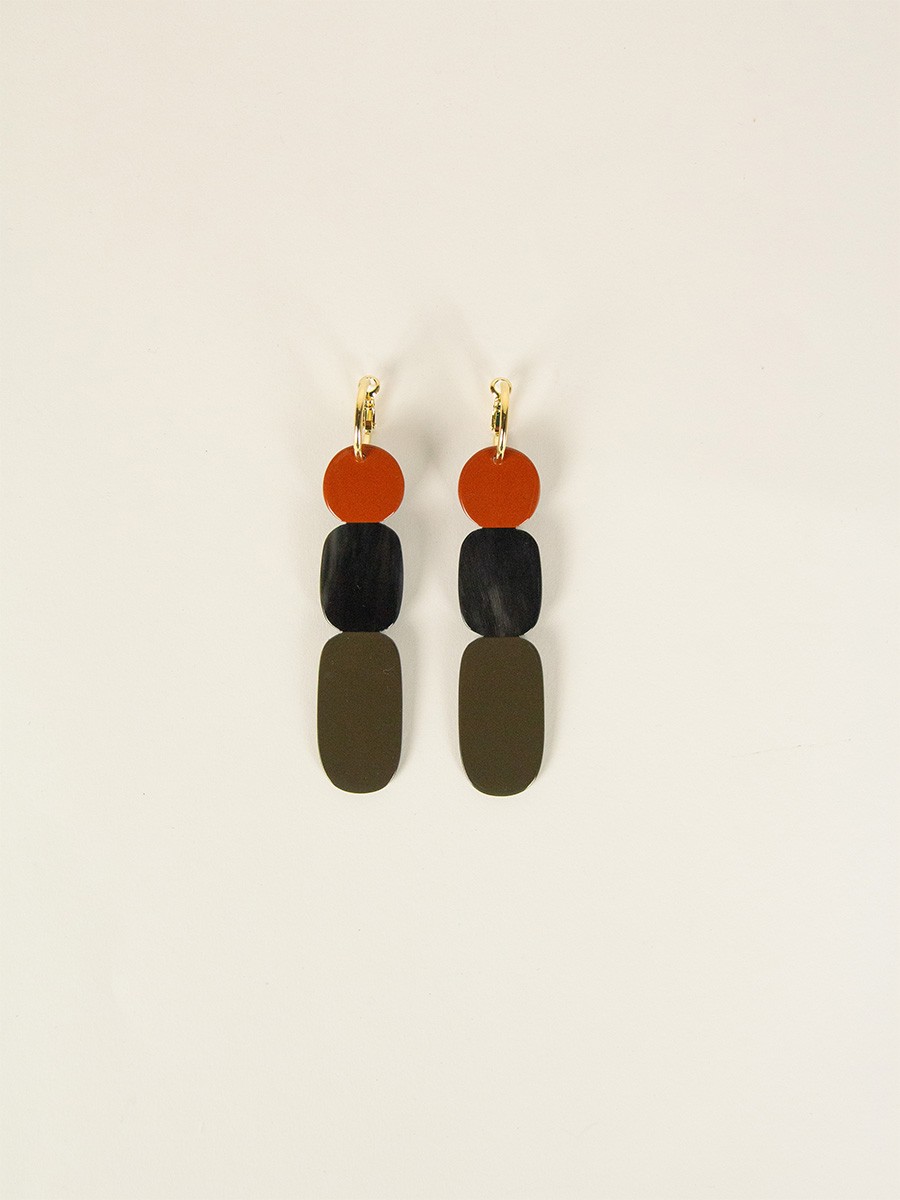 85 Totem hoop earrings in black horn and khaki lacquer