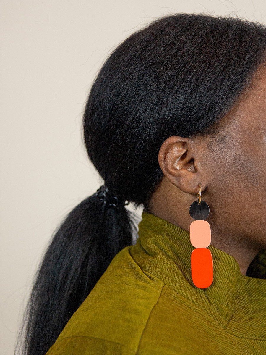 85 Totem hoop earrings in black horn and ginger lacquer 85 Totem hoop earrings in black horn and ginger lacquer
