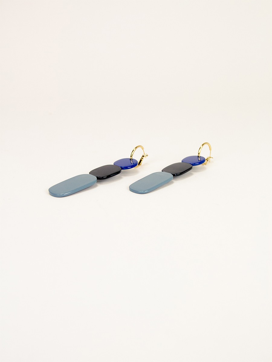 85 Totem hoop earrings in black horn and blue lacquer 85 Totem hoop earrings in black horn and blue lacquer