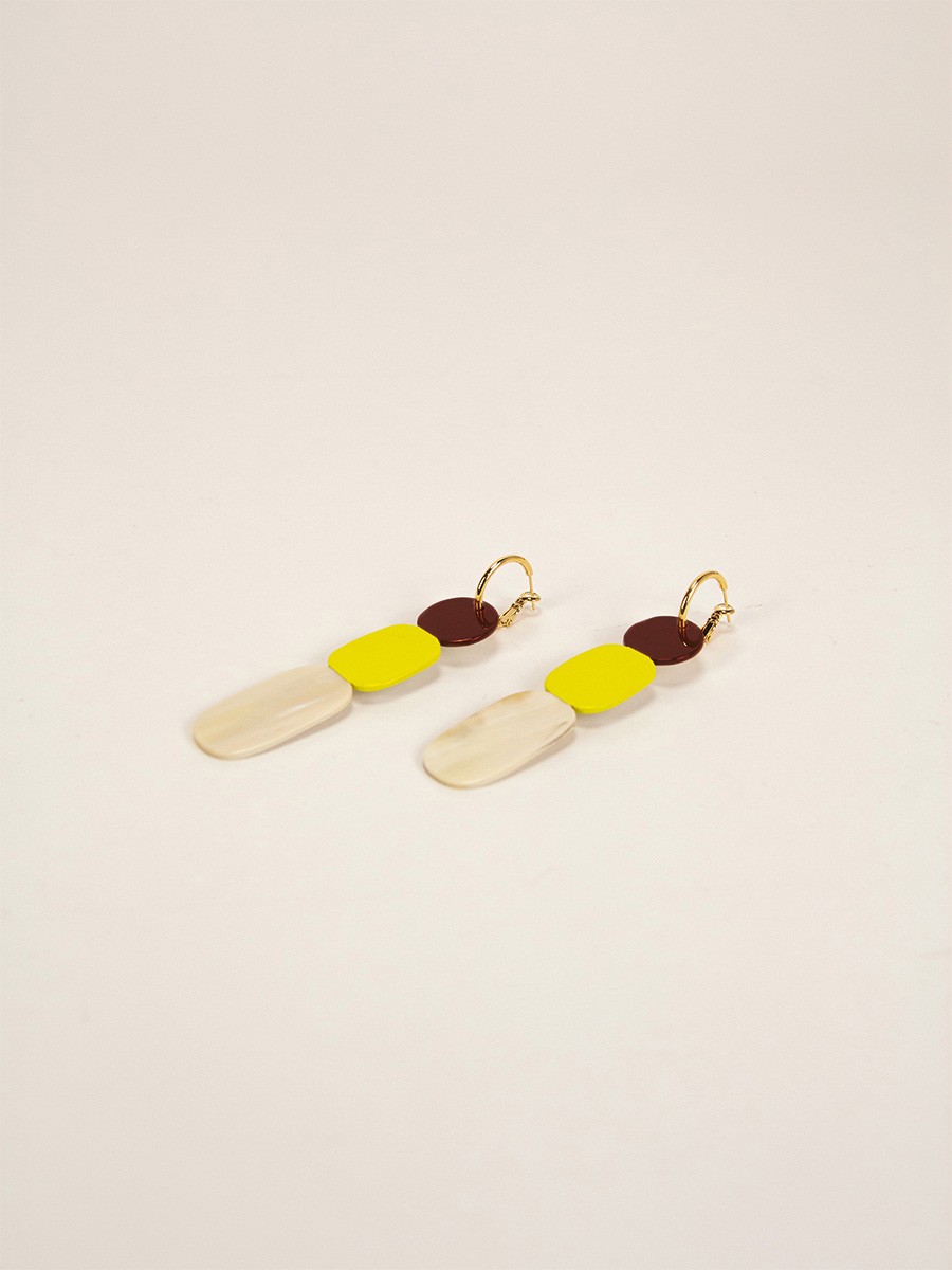 85 Totem hoop earrings in blond horn and Lime lacquer 85 Totem hoop earrings in blond horn and Lime lacquer
