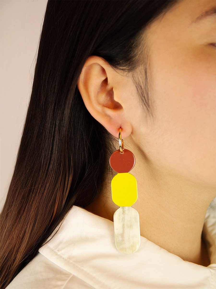 85 Totem hoop earrings in blond horn and Lime lacquer 85 Totem hoop earrings in blond horn and Lime lacquer