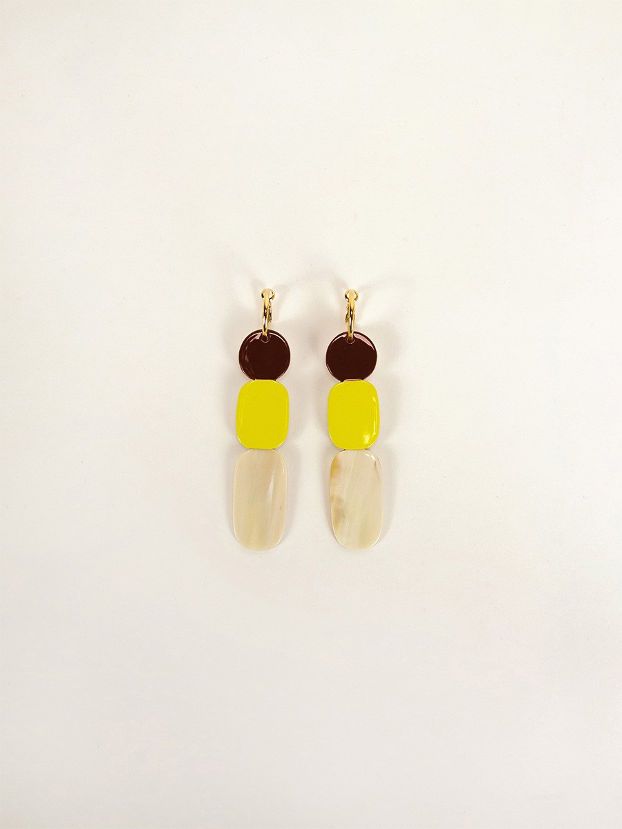 85 Totem hoop earrings in blond horn and Lime lacquer