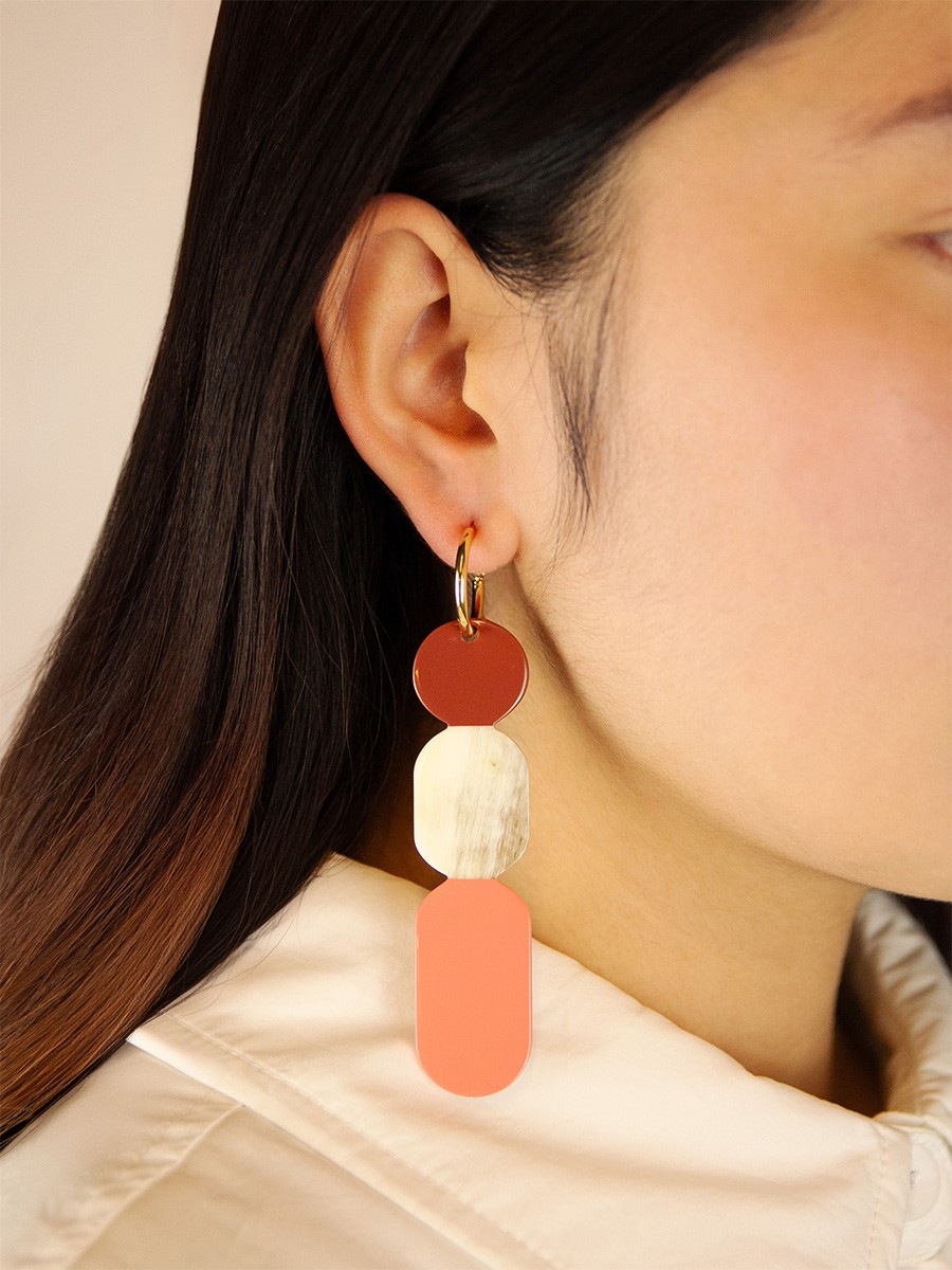 85 Totem hoop earrings in blond horn and Bordeaux lacquer 85 Totem hoop earrings in blond horn and Bordeaux lacquer