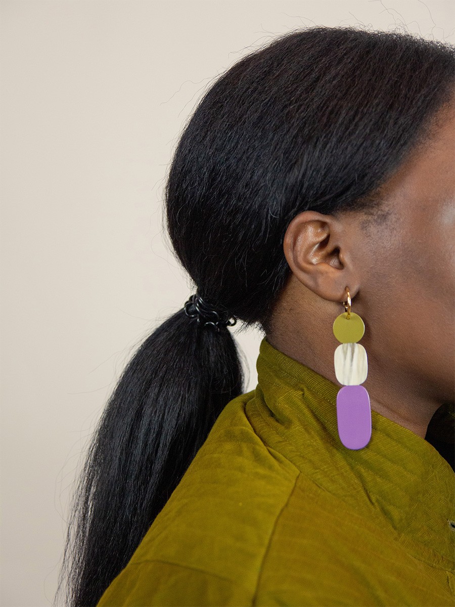 85 Totem hoop earrings in blond horn and Parma lacquer 85 Totem hoop earrings in blond horn and Parma lacquer