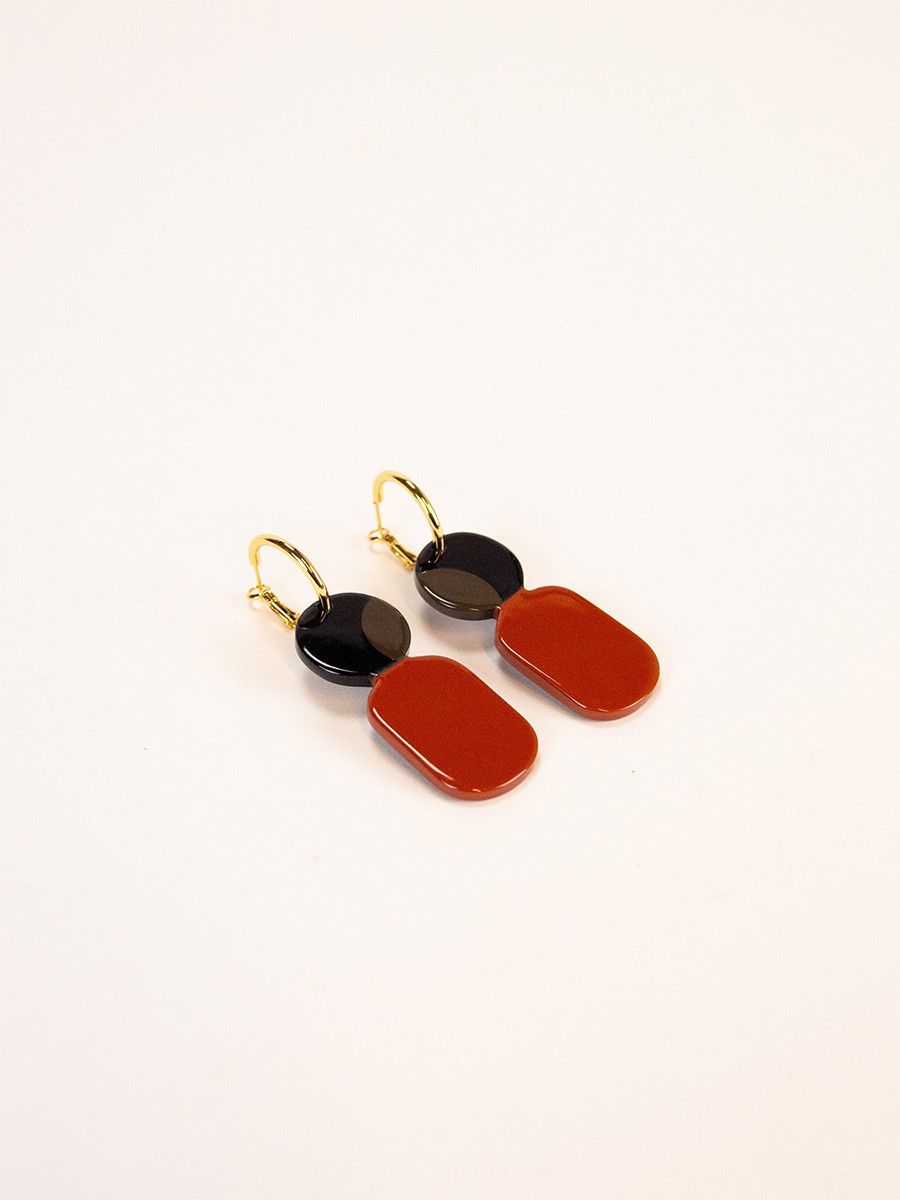 Mini hoop earrings in black horn and khaki lacquer