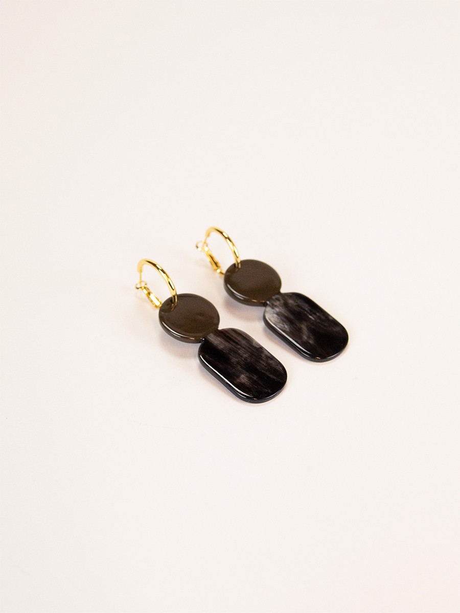 Totem mini hoop earrings in black horn and khaki lacquer