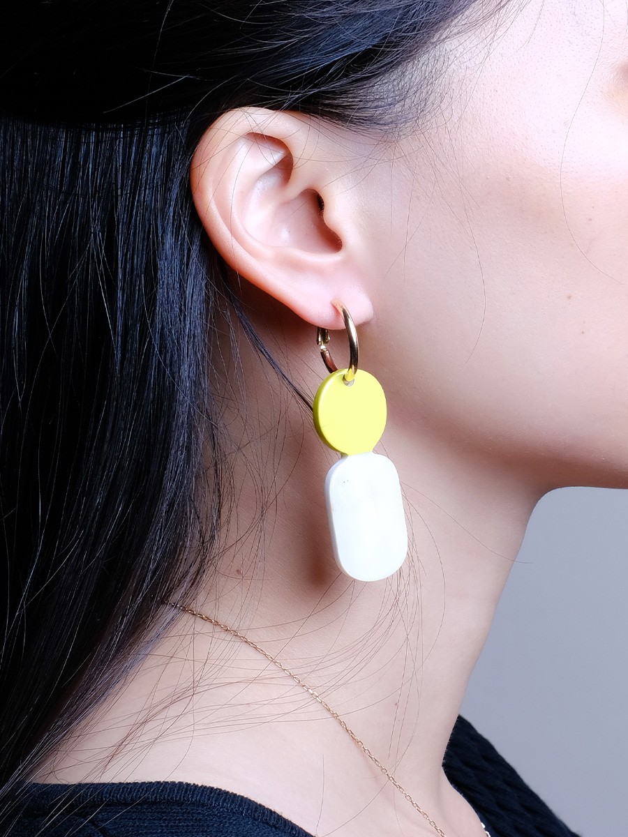 Totem mini hoop earrings in blond horn and Lime lacquer