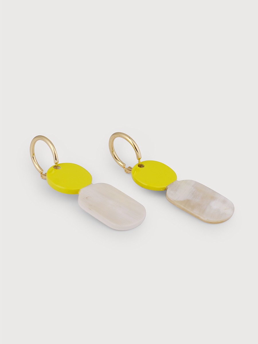 Totem mini hoop earrings in blond horn and Lime lacquer