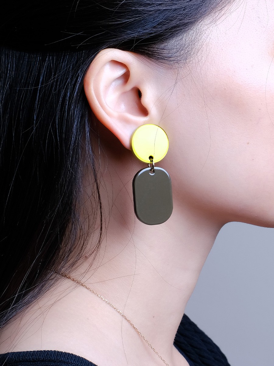 Totem mini clip earrings in blond horn and Lime lacquer