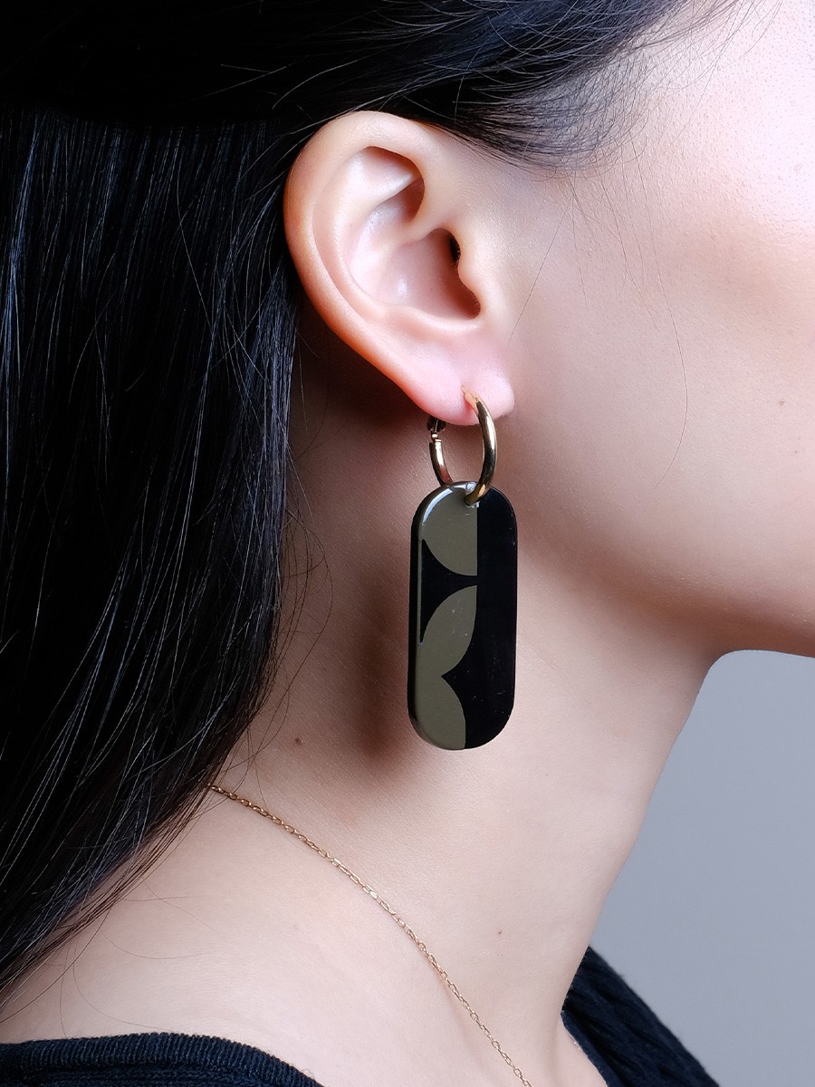 Mini Nymph hoop earrings in black horn and khaki lacquer