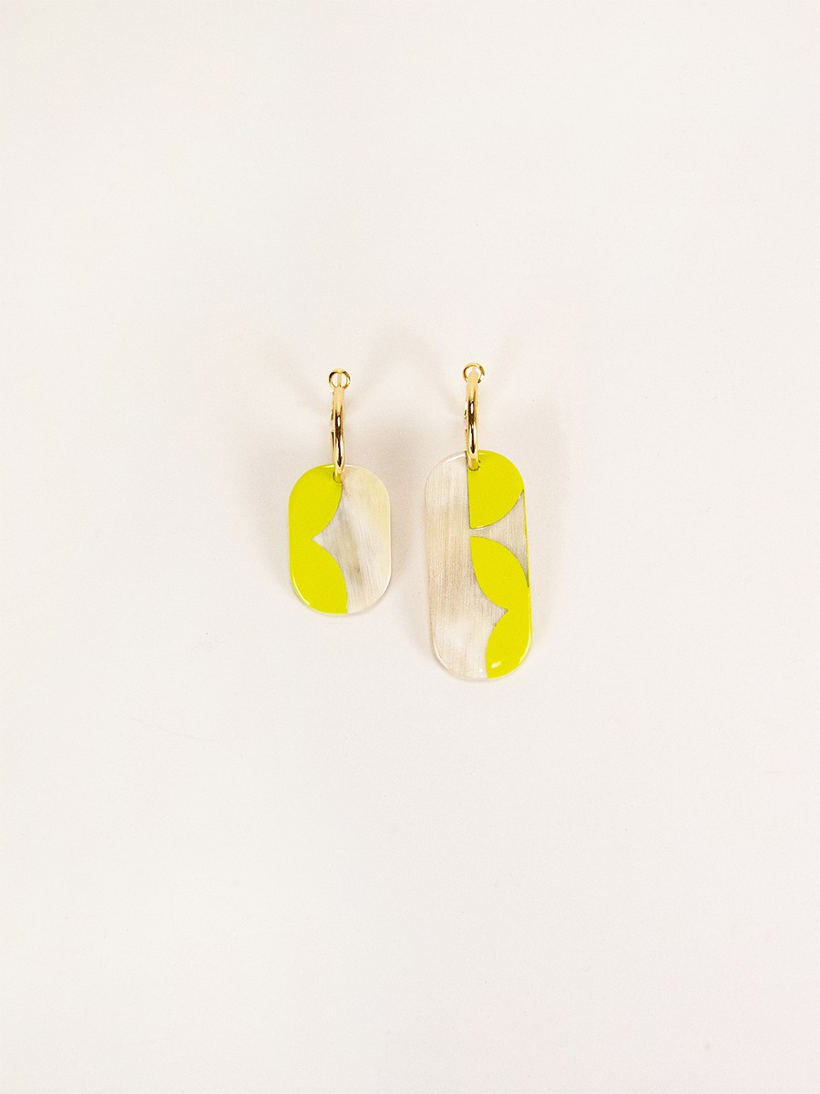 Mini Créoles Nymphe en corne blonde et laque Lime