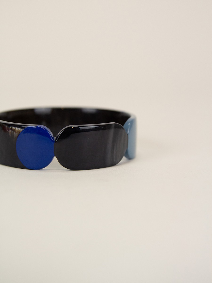 20 Totem bracelet in black horn and blue lacquer size S 20 Totem bracelet in black horn and blue lacquer size S