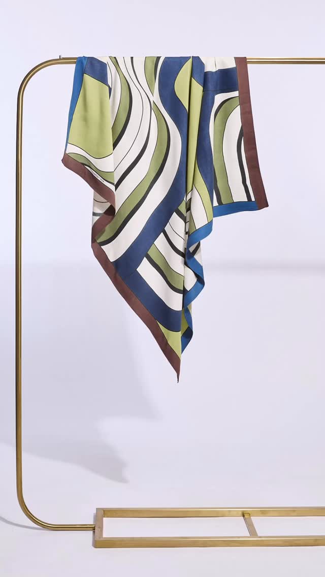 Le foulard, notre pièce originelle, le point de départ de notre travail sur la couleur et le dessin.

Honorer notre…