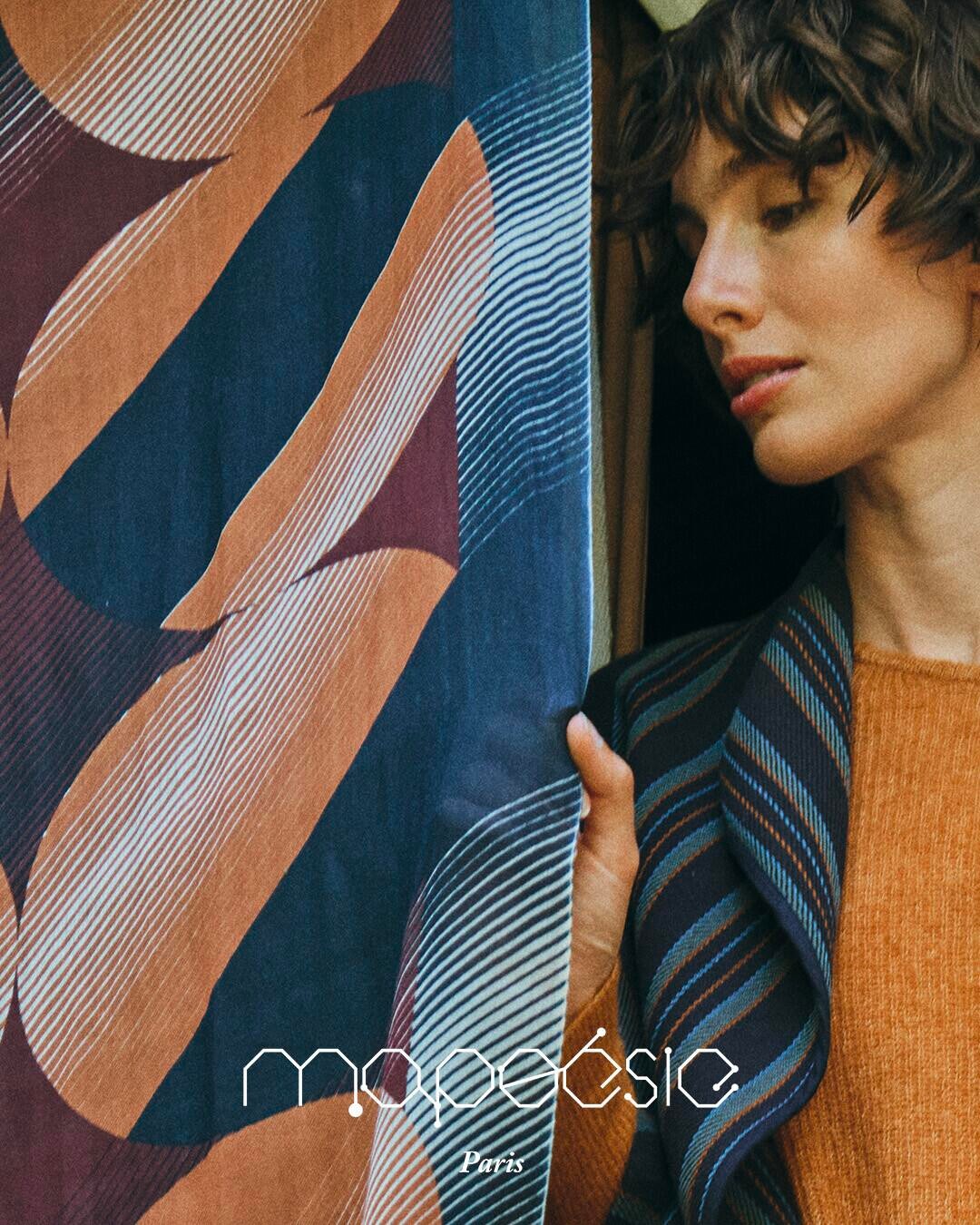 Fluide. Graphique. Universel. 

Porté au masculin comme au féminin, le foulard est une pièce emblématique de la…