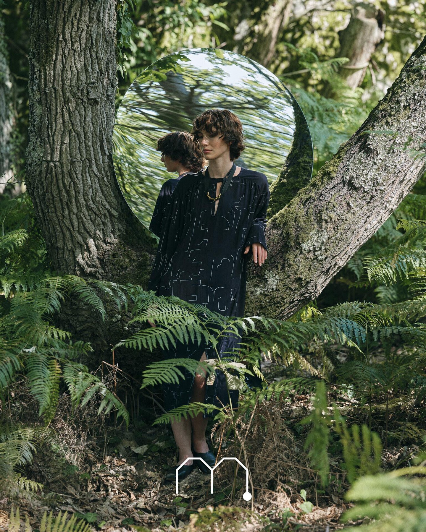 Se tenir entre deux forêts : celle qu'on traverse et celle qui nous regarde. 

Une composition vivante où les lignes…