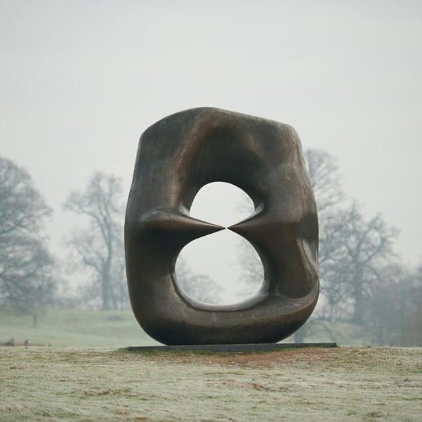 La pureté organique de "Oval with Points" (1968-70), sculptée par Henry Moore, résonne profondément avec notre vision…